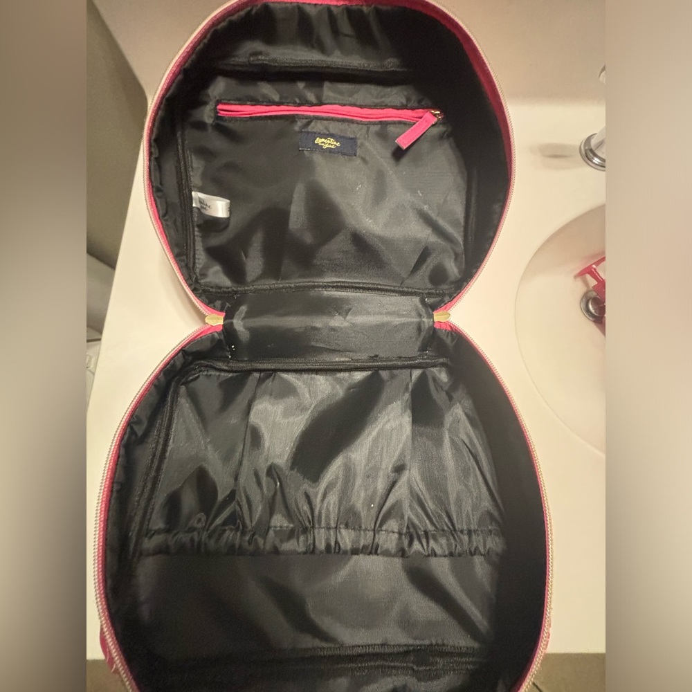 Cute makeup bag… Good for traveling.